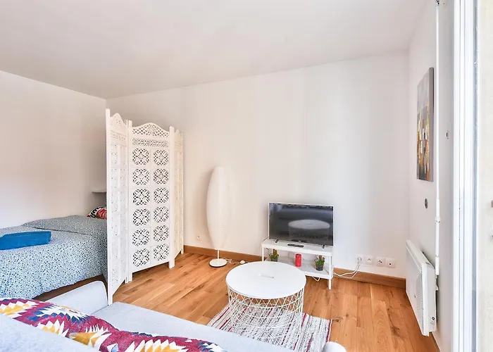Budget Studio- The River Seine