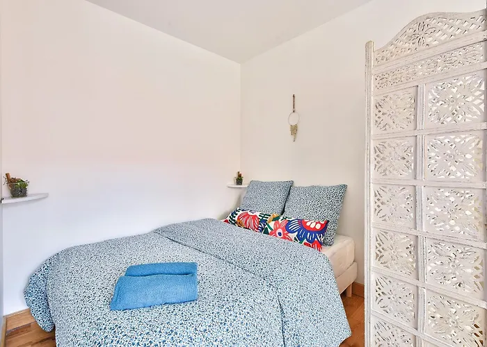 Budget Studio- The River Seine