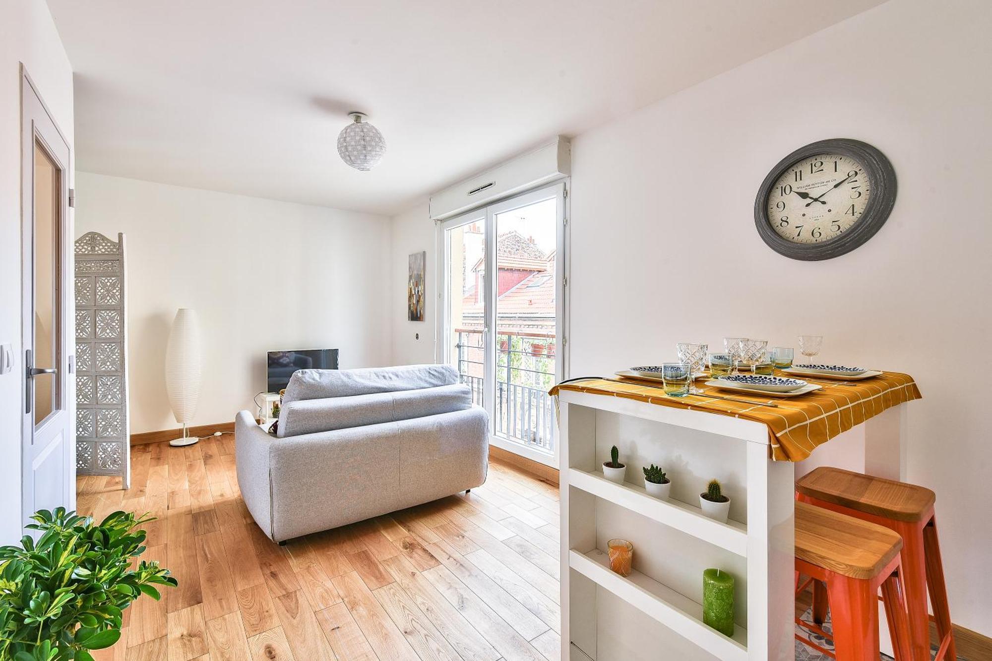 Budget Studio- The River Seine