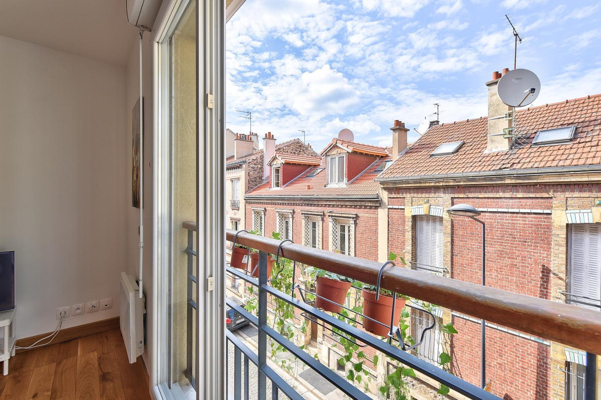Budget Studio- The River Seine *